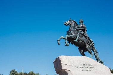 Bronz Süvari Anıtı Grate Petrus Çarı ve İmparator Peter 'a adanmıştır.