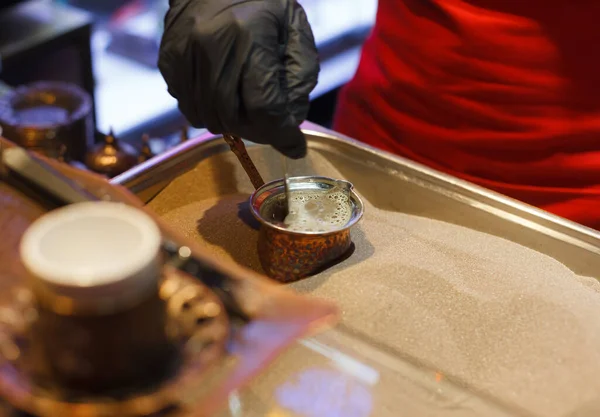 Kum üzerinde Türk kahvesi yapmanın geleneksel yolu.