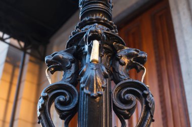 Dekoratif dövülmüş griffin şeklinde siyah sütun ya da altın uzun dilli vahşi kediler.