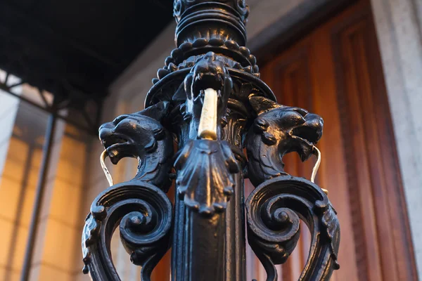 Dekoratif dövülmüş griffin şeklinde siyah sütun ya da altın uzun dilli vahşi kediler.