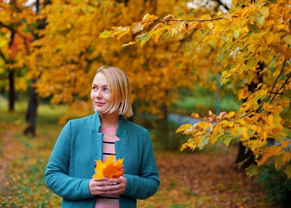 Beautiful Blonde Woman Smiling Looking Left Side Maple Leaves Her — Stock Photo, Image