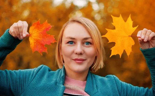 Smiling Playful Woman Holding Maple Leaves Her Hands Both Sides — Stock Photo, Image