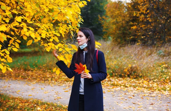 Frau Mit Heruntergelassener Schutzmaske Geht Herbstpark Spazieren Zeit Der Natur — Stockfoto