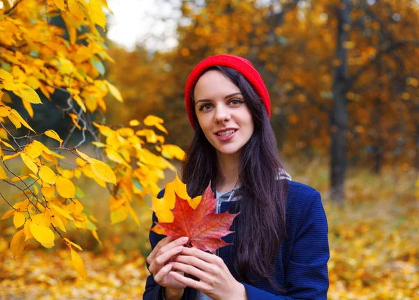 Sorrindo Mulher Morena Atraente Chapéu Vermelho Segurando Folhas Bordo Ambas — Fotografia de Stock