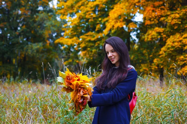 Smiling Woman Makes Autumn Wreath Colorful Maple Leaves Outdoor Leisure — Stock Photo, Image