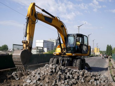 Ekskavatör tamir yolu, kova taşlar kadar takunya