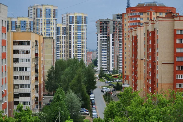 Çok katlı renkli evlere bakan şehir silueti