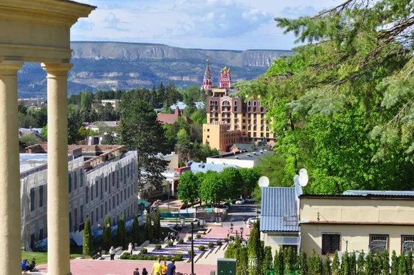 Blick auf die Stadt in der russischen Stadt Kislowodsk mit Berg — Stockfoto