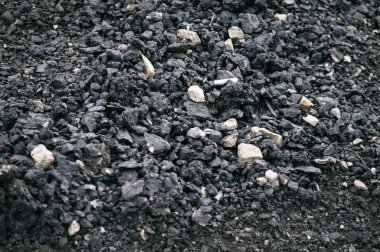 Ezilmiş taş yakın siyah büyük bir kısmı ile Asfalt-