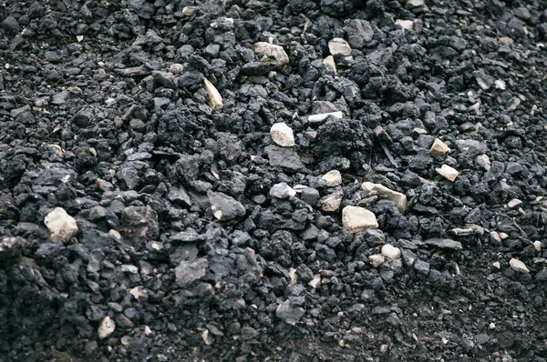 Asphalt with a large fraction of black with crushed stone close- — Stock Photo, Image