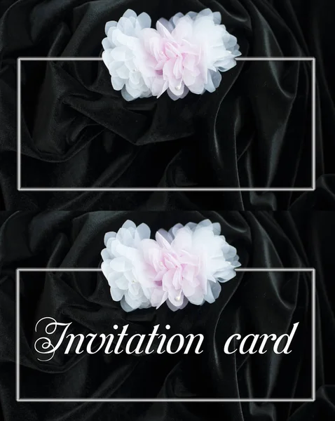 Het opschrift "uitnodigingskaart" op een zwarte fluwelen stof met — Stockfoto