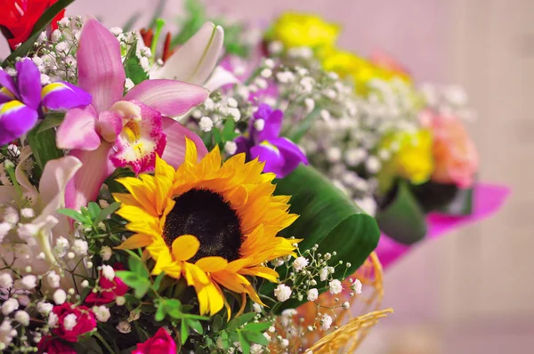 Schöne helle und bunte Bouquet von verschiedenen Blumen — Stockfoto