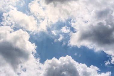 Mavi gökyüzünde beyaz ışık bulutları 