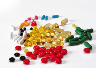Çok renkli tıbbi kapsüller ve tabletler sekmesinde dağınık