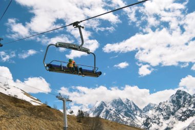 Karlı dağlarda açık bir teleferik yolculuğu çocuklar 