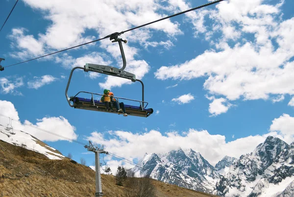 Karlı dağlarda açık bir teleferik yolculuğu çocuklar 
