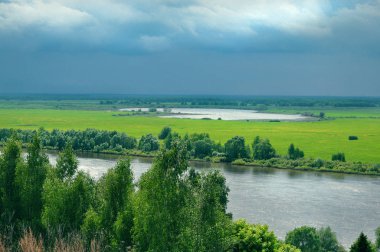 Doğal manzaranın panoramik manzarası: nehir, tarlalar,