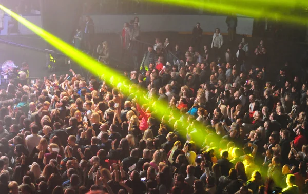 Большая толпа людей на концерте под солнцем — стоковое фото