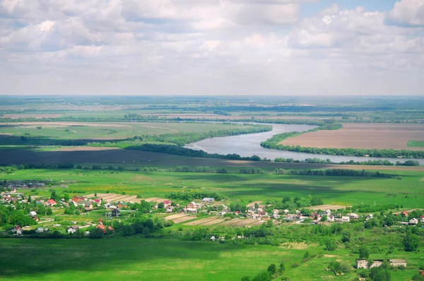Doğal manzaranın panoramik kuş bakışı görünümü: nehir, tarla