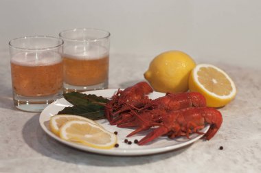 Üç kırmızı haşlanmış kerevit ile iştah açıcı plaka, limon dilimleri bir