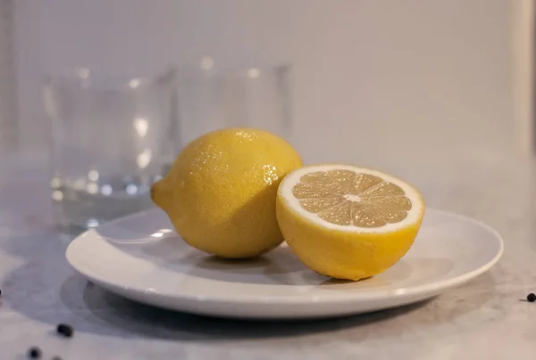 Sarı sulu limon, iki parçaya bölünmüş.