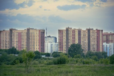 Şehir binalarının panoramik görünümü: yüksek katlı sarı bitmemiş bu