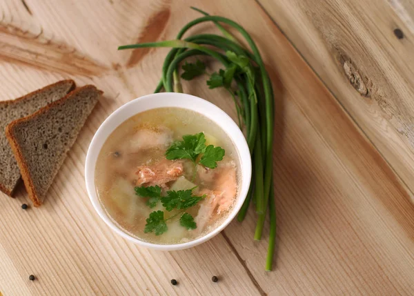 Вид на горячий здоровый рыбный суп из форели с зеленью и картошкой — стоковое фото
