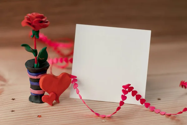 Um pedaço de papel para a mensagem entre o coração e as rosas de pl — Fotografia de Stock