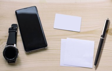 Modern telefon, akıllı saat, kartvizit ve kalem seti 