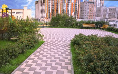 Renkli fayans ve yeşillik sonraki çok parkta Banklar