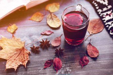 Kırmızı çay şeffaf bir cam kupa ile Rustik rahat natürmort 