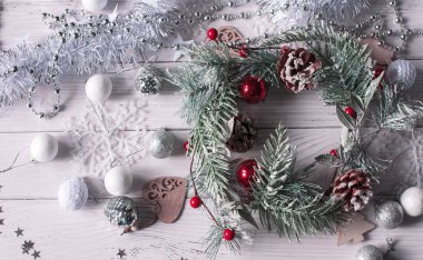 Noel arkaplanı, köknar çelengi ve doğal köknar kozalakları.