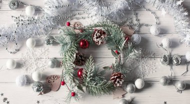 Noel arkaplanı, köknar çelengi ve doğal köknar kozalakları.