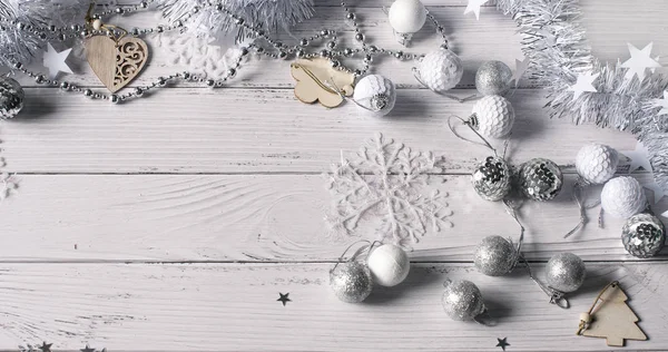 Noel arkaplanı gümüş süsler, boncuklar, ahşap Noel...