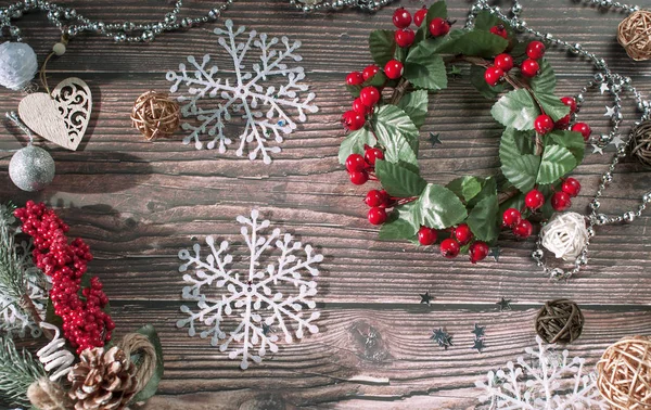 Noel oyuncakları, çalı çırpı dalları, kar taneleri