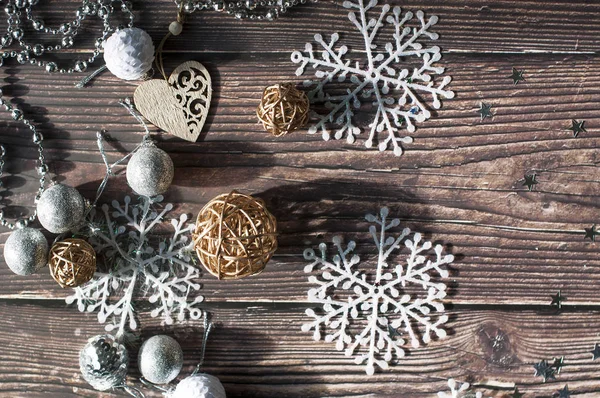 Fundo de Natal de brinquedos de Natal, galhos de abeto, floco de neve — Fotografia de Stock