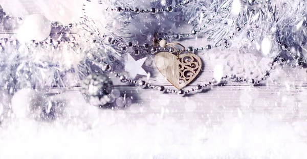 Рождественский фон из серебряной мишуры, бусин, деревянного Рождества — стоковое фото