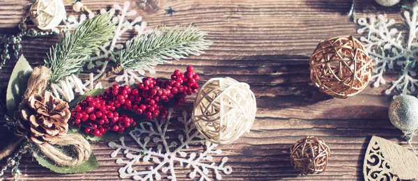 Fundo de Natal de brinquedos de Natal, galhos de abeto, floco de neve — Fotografia de Stock