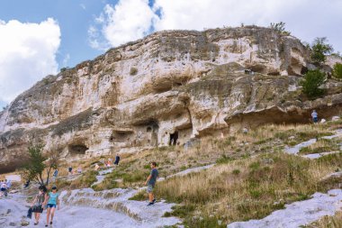 doğal ve insan yapımı ile dağ mağaralar, turist ve gezginler tarafından etkin ziyaret yeri