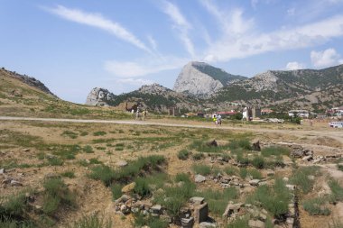 Turist ve gezginler eski bir kale kalıntıları ile yürüyüş