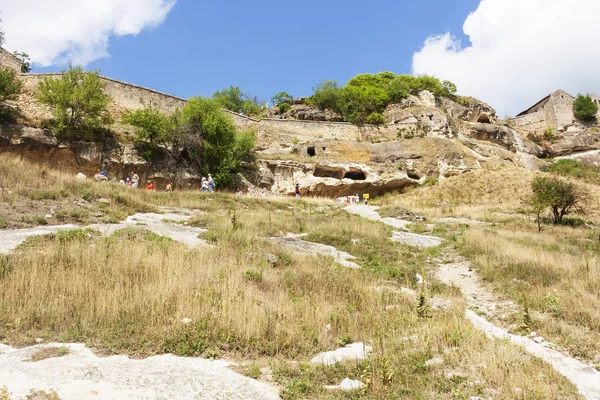 Turistas Viajeros Pared Exterior Ciudad Cueva Chufut Kale — Foto de Stock