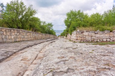 Avlu eski mağara Chufut Kale Şehir, antik araçlar, Arba, sepeti tekerlekleri parçadan kırık, vagon,