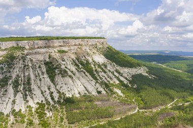 dağ, höyük ile güçlendirilmiş ve geniş, mükemmel düz üst bitki örtüsü ile kaplı