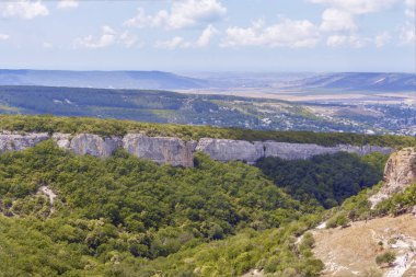 Büyük Kanyon Bahçesaray, Kırım Hanları Köşkü tarihi şehir eski mağara şehirden ayırır. Etkin bir turist, ziyaret tarafından korunmuş ve tahrip buildin çekici insanlar çok sayıda