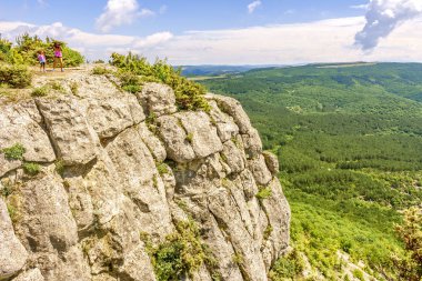 Görkemli taş ridge düz bir üst ile yoğun bitki örtüsü ile kaplı. Doğal peyzaj güzel manzaralarını, dağları nın vahşi doğa ve vadiler Kırım Yarımadası'nın sunmaktadır