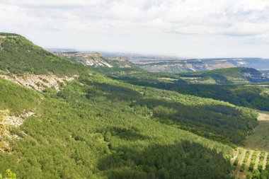 Dağlar ve vadiler sıcak yaz güneşli bir günde Kırım Yarımadası'nın peyzaj