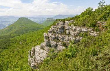 taş ridge manzara ve Dağları bir piramit şeklinde görüntülemek için bir platform ile