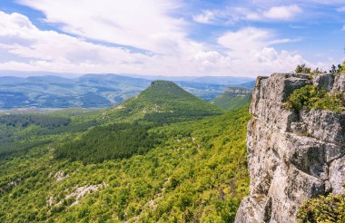 Dağlar ve ovalar Kırım Yarımadası'nın taş duvardan görüntülemek