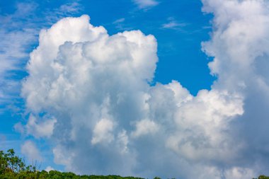 Yaz, bahar, güzel Cumulus bulutlar, güzel arka plan görüntüsü ile mavi yüksek gökyüzü