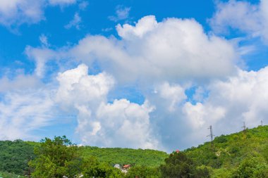 Yaz, bahar, güzel Cumulus bulutlar, güzel arka plan görüntüsü ile mavi yüksek gökyüzü